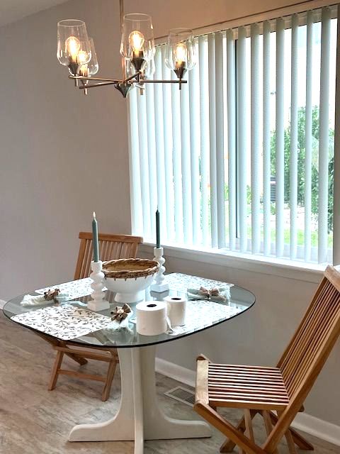 dining space with a notable chandelier