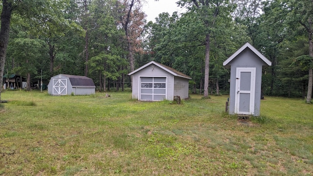 view of yard featuring a storage unit