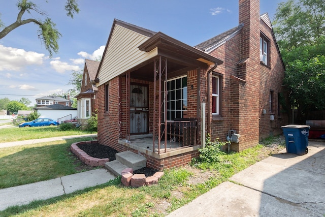 view of front facade with a front yard