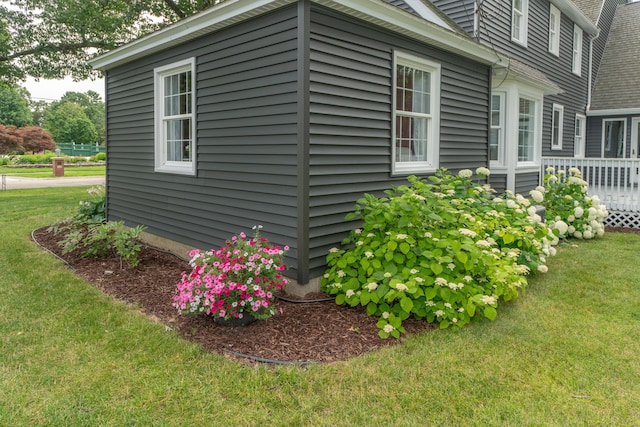 609 3rd St, Muskegon, MI 49445 - view of side of home with a lawn