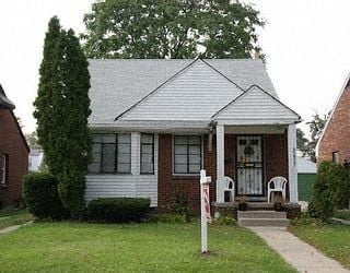 bungalow-style house with a front yard