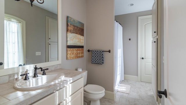 740 Greystone Dr, Chelsea, MI 48118 - full bath featuring toilet, vanity, baseboards, and curtained shower