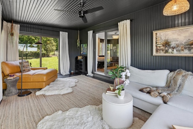 sunroom with ceiling fan