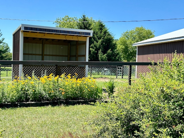 view of yard with an outdoor structure