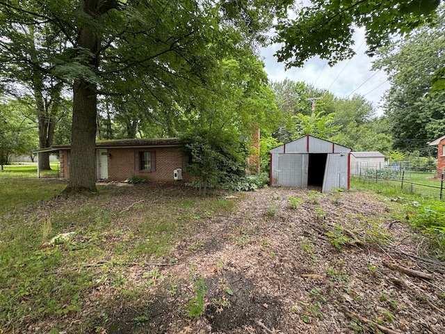 view of yard with an outbuilding