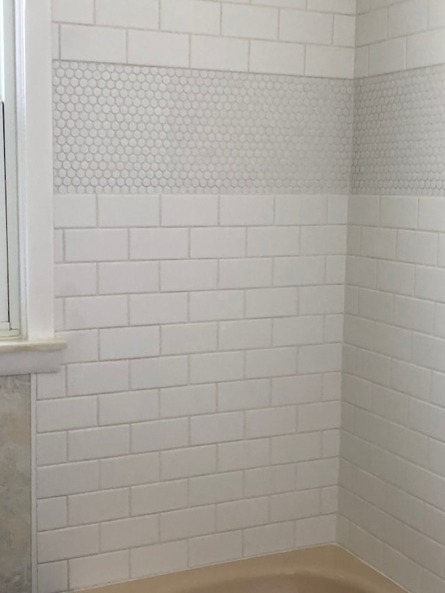 5510 Berkley Dr, Waterford, MI 48327 - full bath featuring a shower and a tub
