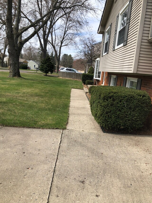 5510 Berkley Dr, Waterford, MI 48327 - view of green lawn