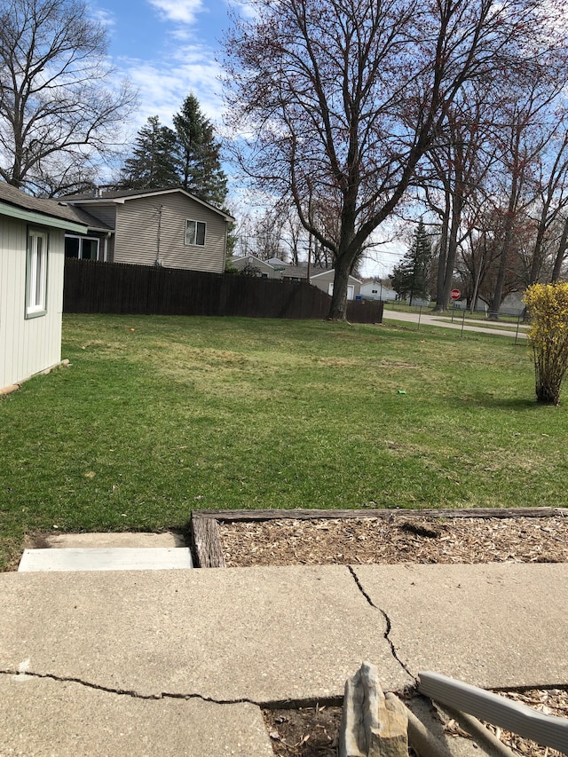 5510 Berkley Dr, Waterford, MI 48327 - view of yard with fence