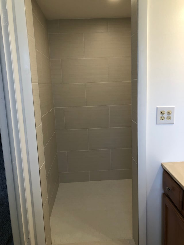 5510 Berkley Dr, Waterford, MI 48327 - full bath featuring vanity and tiled shower