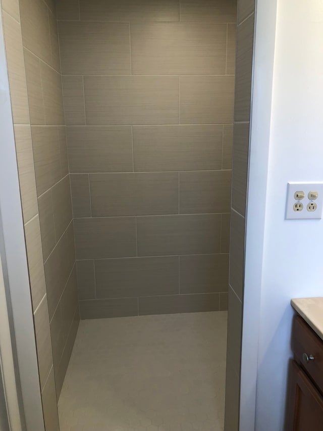 5510 Berkley Dr, Waterford, MI 48327 - bathroom with vanity and tiled shower