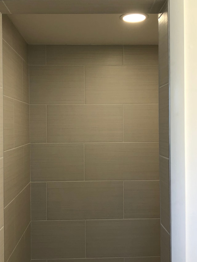 5510 Berkley Dr, Waterford, MI 48327 - detailed view of tiled shower and recessed lighting