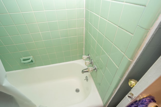 bathroom featuring tiled shower / bath combo