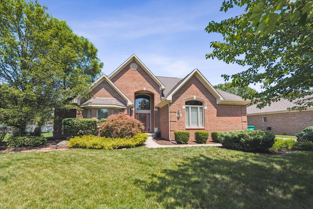 view of front of property with a front lawn