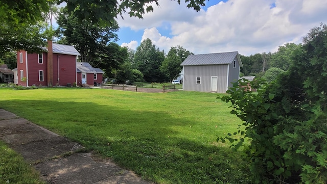 view of yard with an outdoor structure