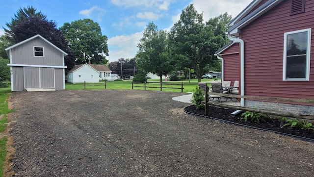 view of yard featuring a shed