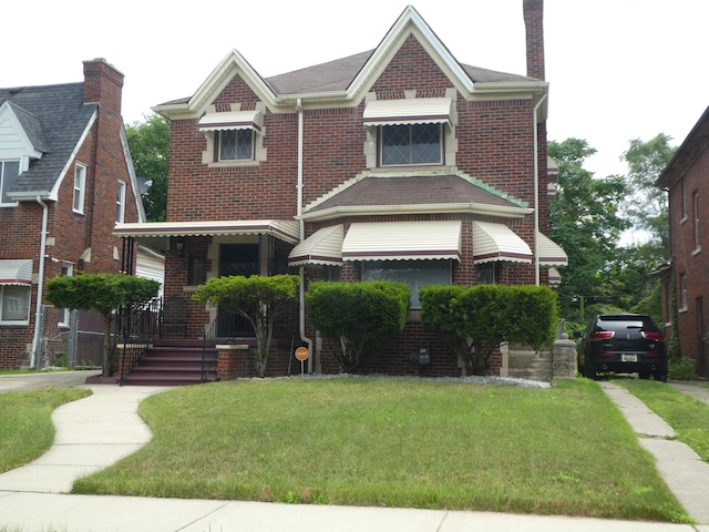 view of front facade with a front yard