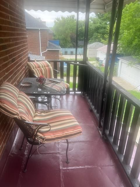 sunroom / solarium with a healthy amount of sunlight