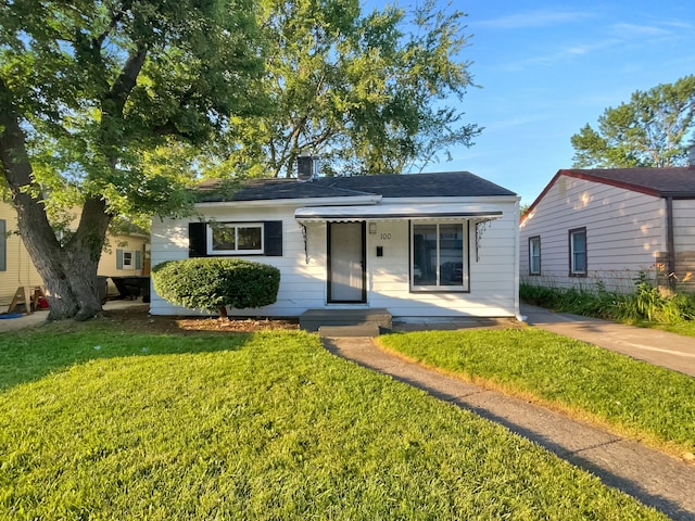 100 E Kalama Ave, Madison Heights, MI 48071 - bungalow-style house with a front lawn