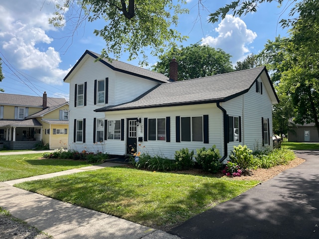 view of front facade featuring a front yard