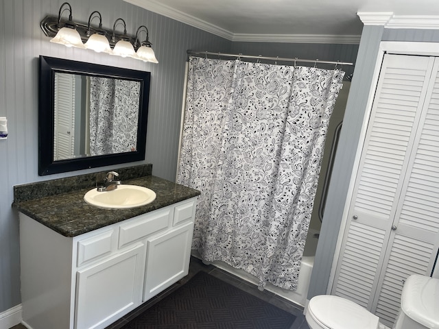 full bathroom featuring shower / bath combo with shower curtain, vanity, toilet, and ornamental molding