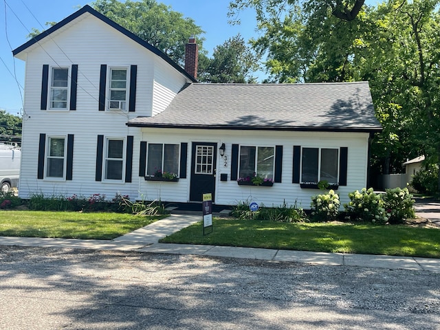 view of front of property featuring a front yard