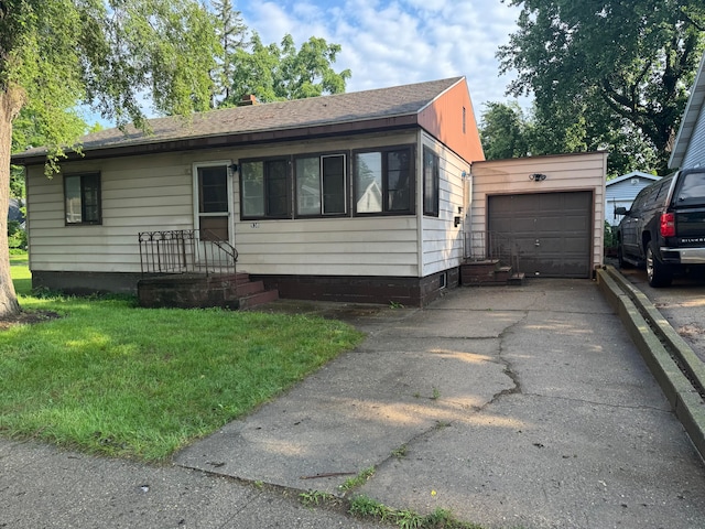 view of front of home featuring a front yard and a garage