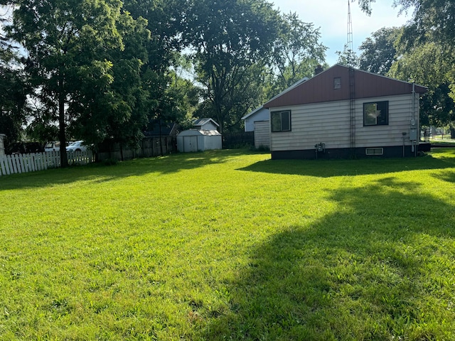 view of yard featuring a storage unit