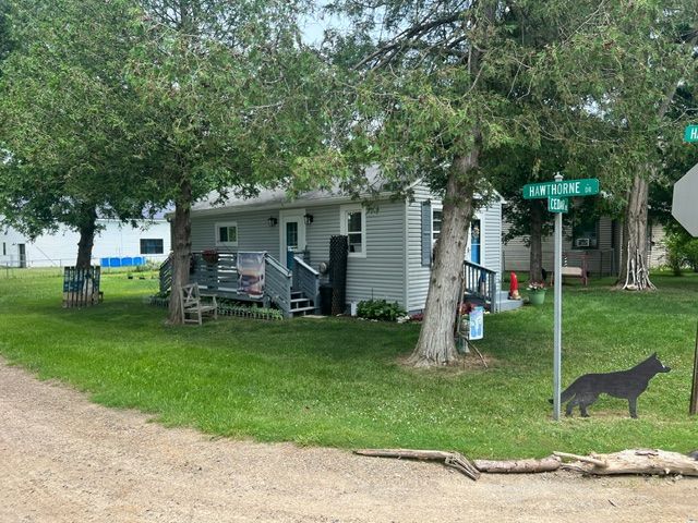 view of front of home featuring a wooden deck and a front yard