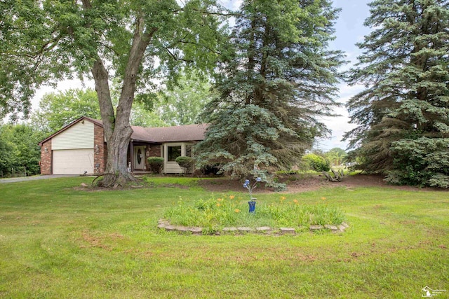 view of front of property featuring a front yard and a garage