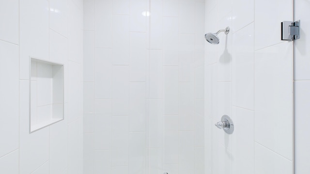 room details featuring a tile shower