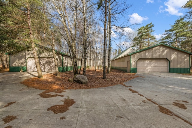 view of front of home featuring an outdoor structure and a garage