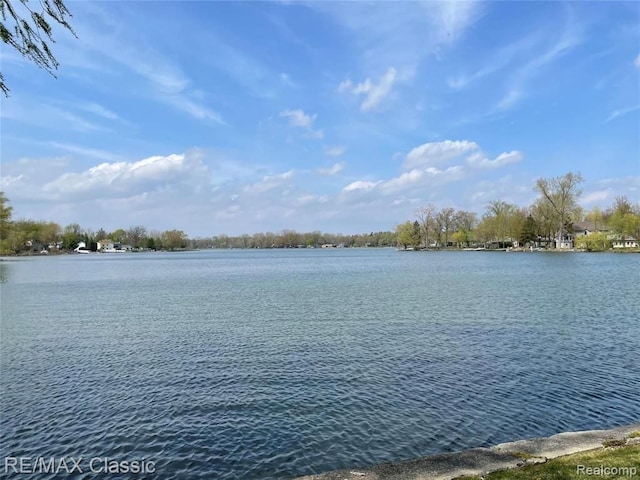 Listing photo 2 for 4860 Cooley Lake Rd, Waterford MI 48327