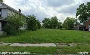 2444 Grant St, Hamtramck, MI 48212