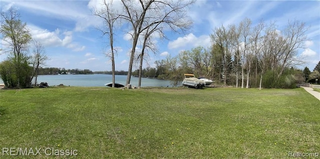 view of yard featuring a water view