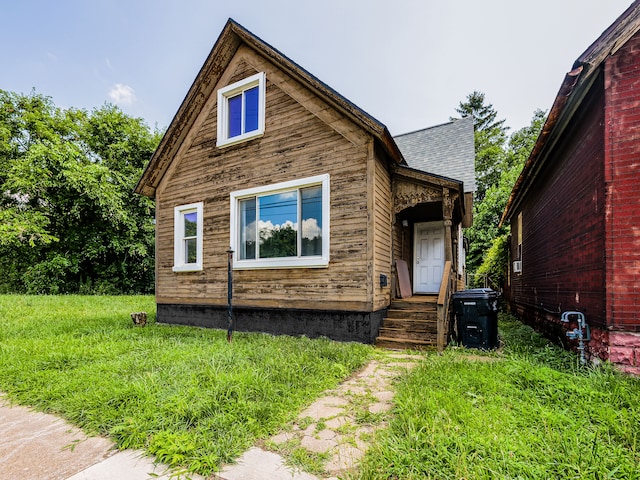 view of front of house featuring a front yard