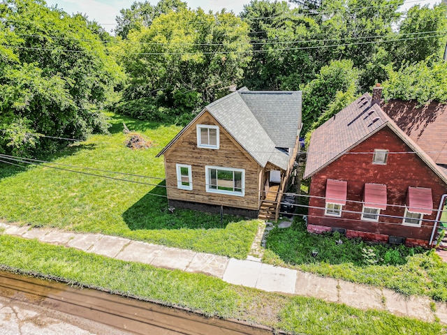 view of front of house with a front lawn