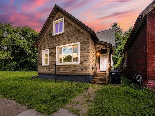 view of front of property featuring a yard