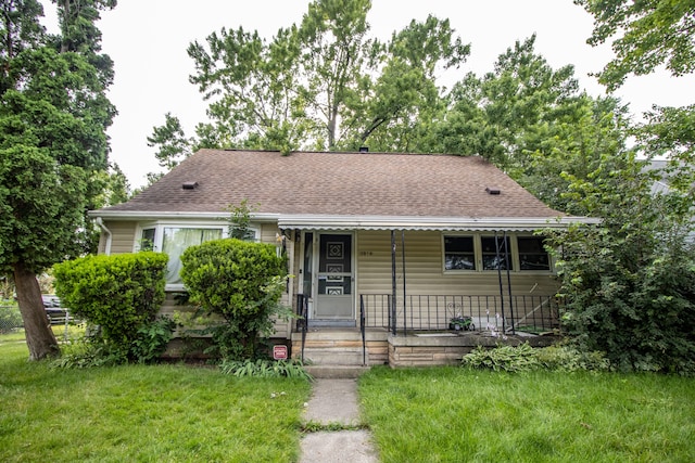 view of front of house featuring a porch and a front lawn