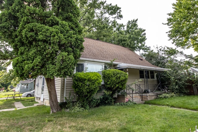 view of front of property with a front lawn