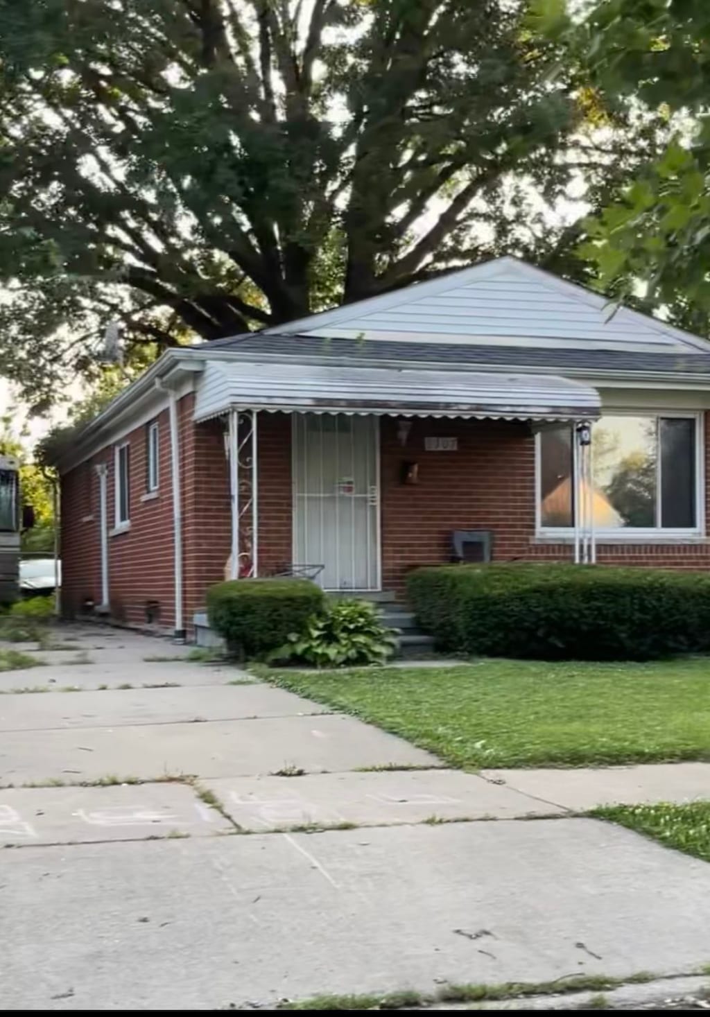 view of front of house with a front yard