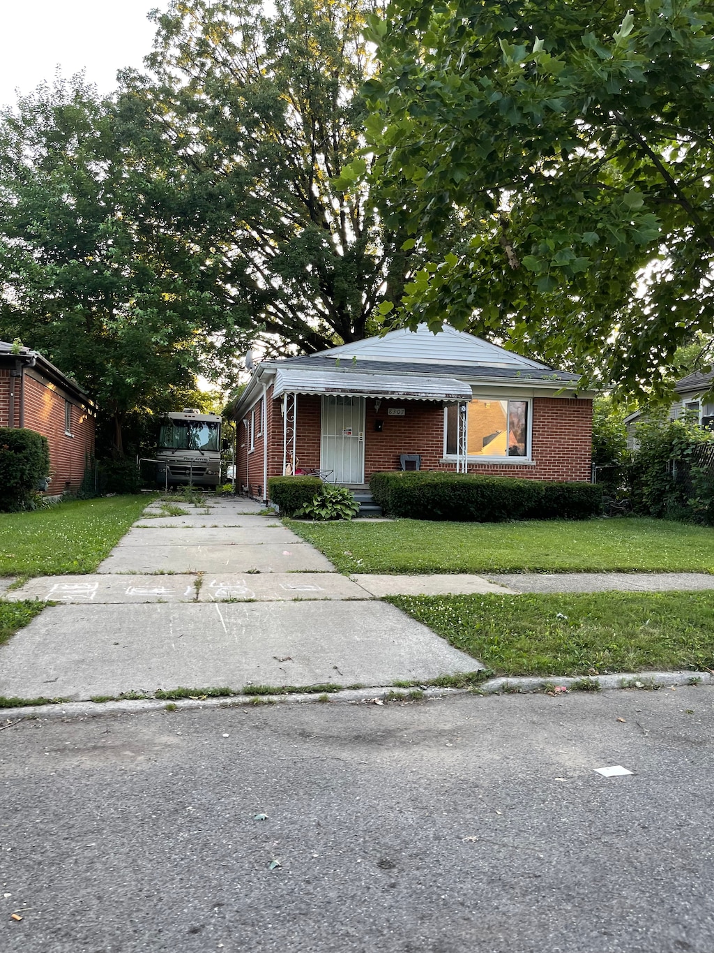 view of front facade with a front yard