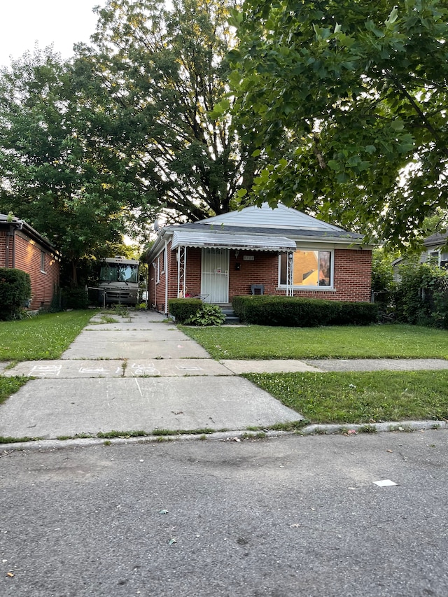 view of front facade with a front yard