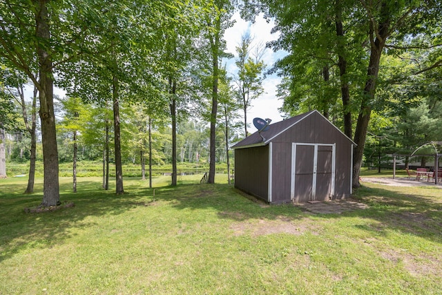 view of yard with a shed