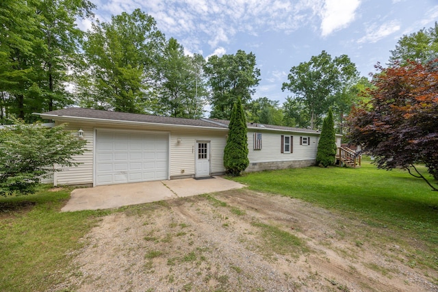 view of front of house featuring an outbuilding, a front lawn, and a garage