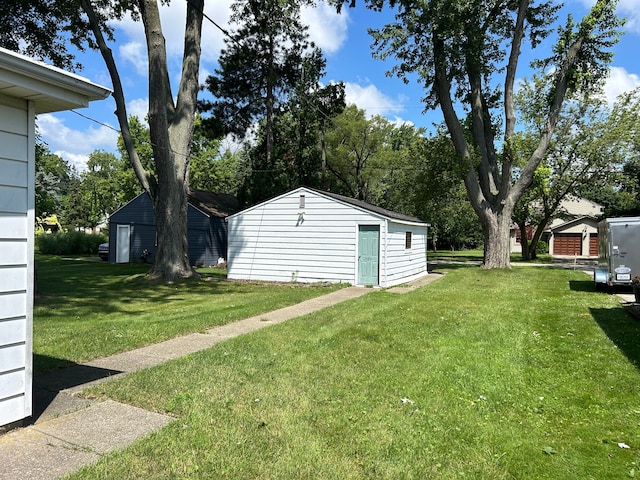 view of yard featuring an outdoor structure