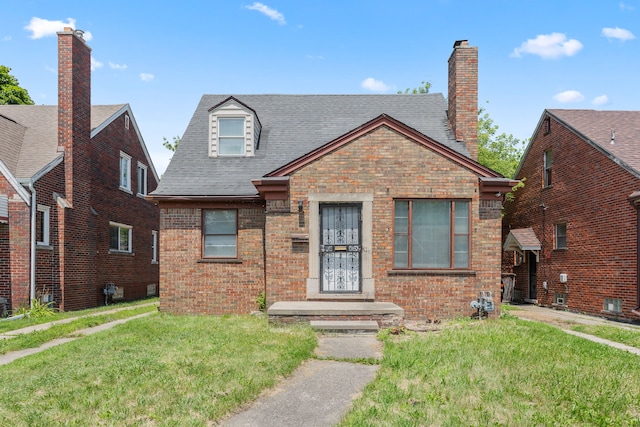 view of front of home featuring a front yard