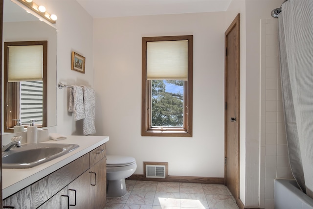 full bathroom with shower / tub combo with curtain, vanity, and toilet