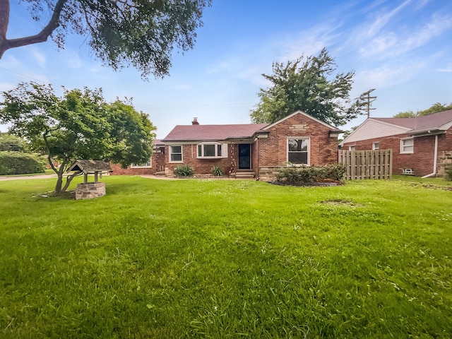 view of front of property featuring a front yard