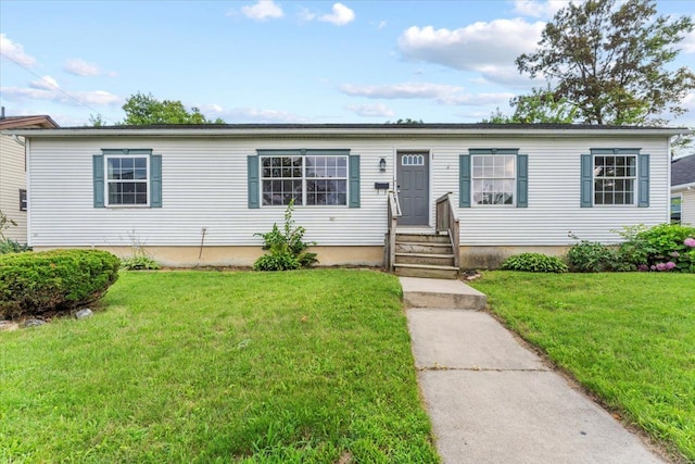 manufactured / mobile home featuring a front yard