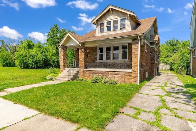 view of front facade featuring a porch and a front lawn